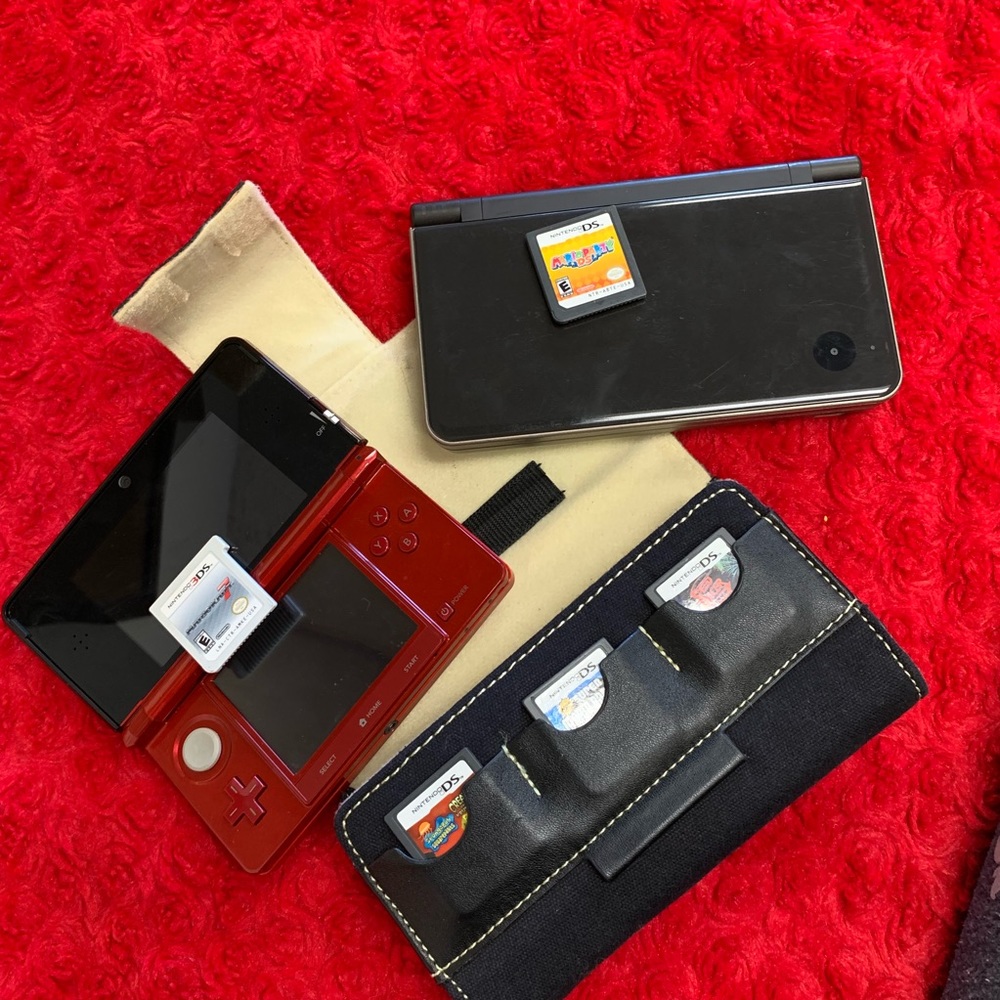 2 NINTENDO Game players and games